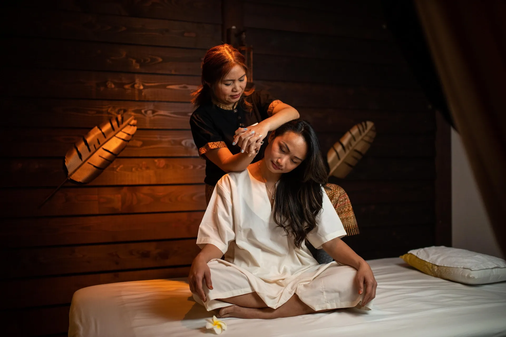 Traditionele Thaise nek- en schoudermassage door een deskundige masseuse bij Areeya Rotterdam