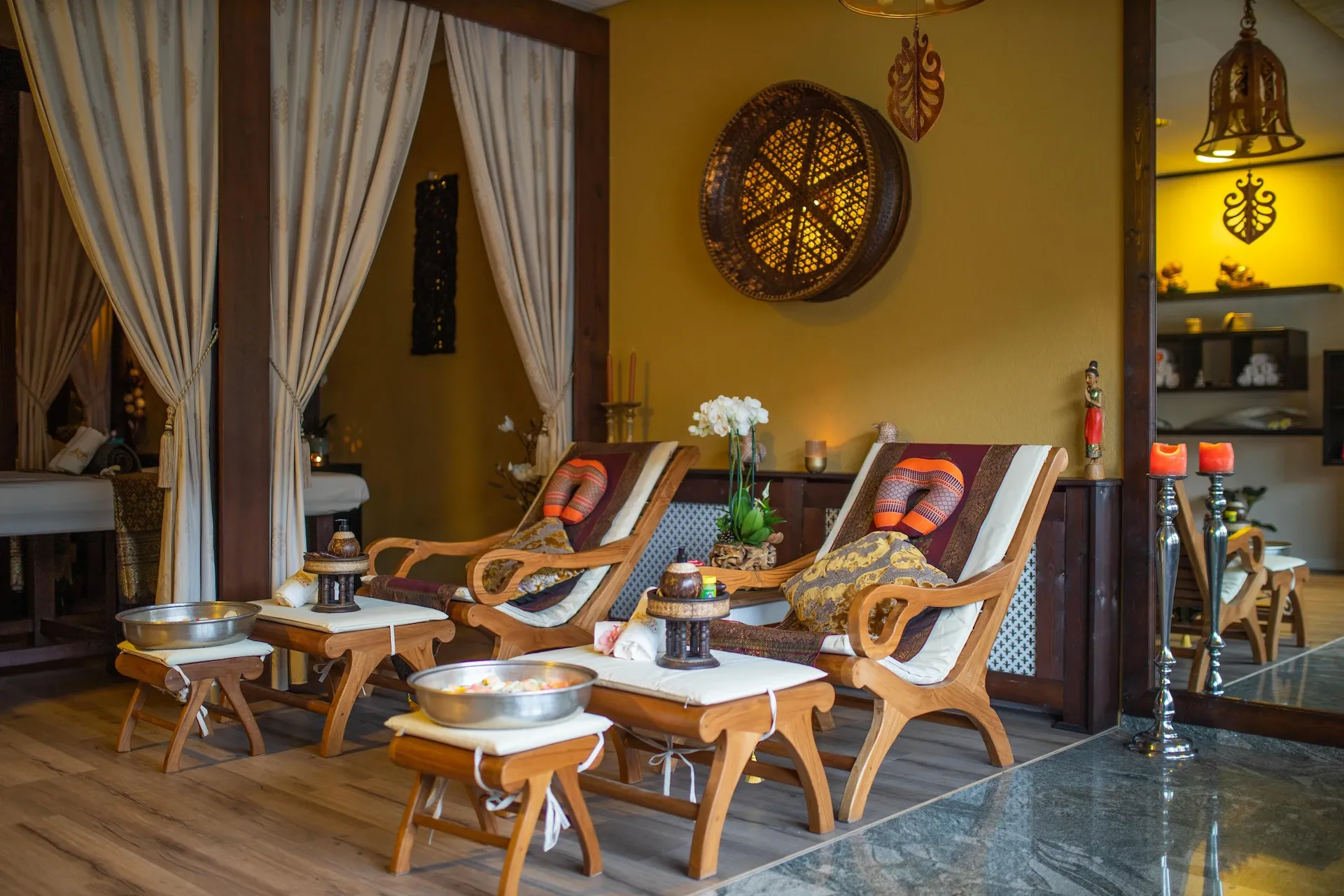 Voetmassagestoelen en behandelkamer bij Areeya Thaise Massage Rotterdam