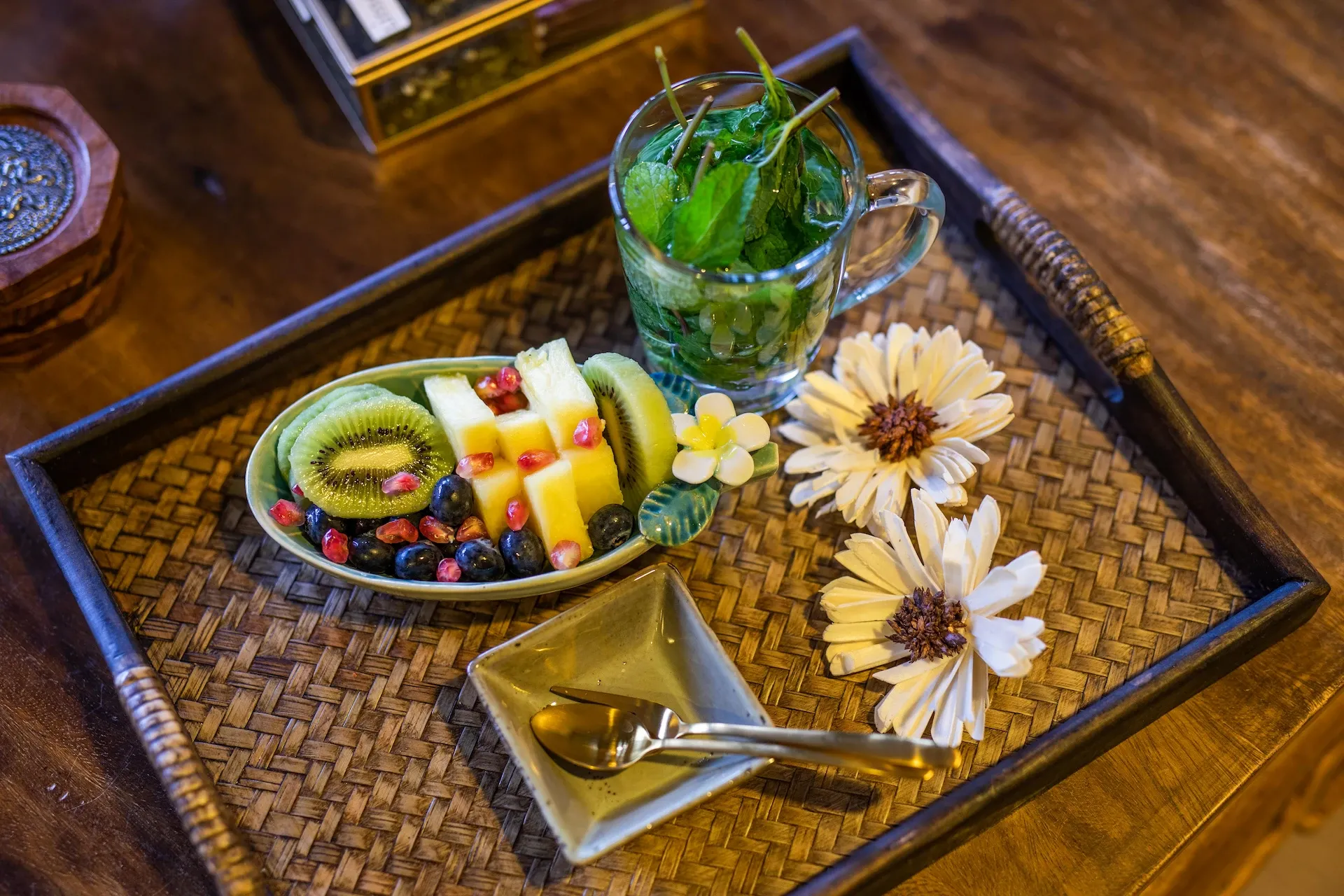 Vers fruit en verse muntthee als gezonde traktatie na een massage bij Areeya Rotterdam