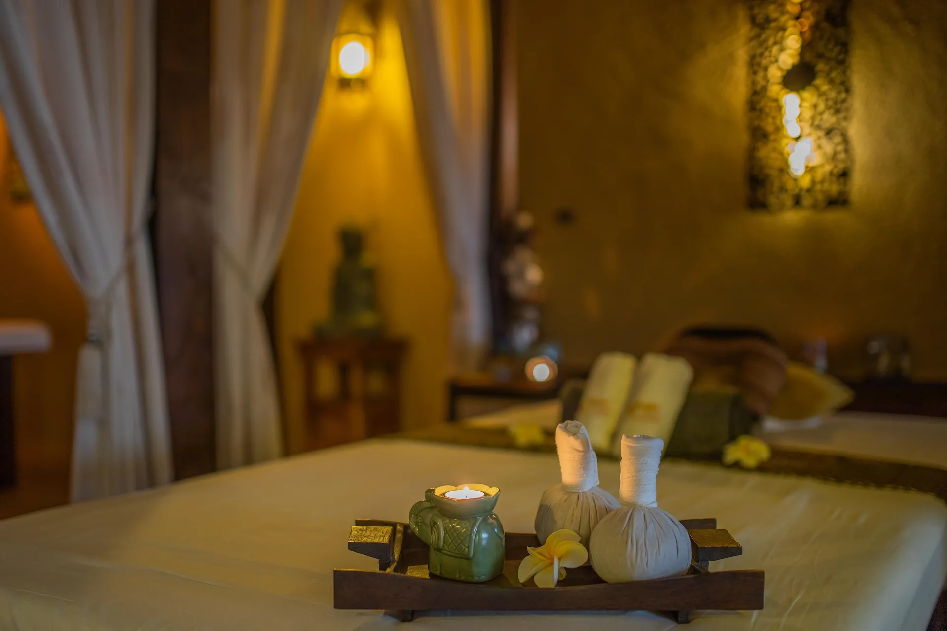 Close-up van warme kruidenstempels op een massagetafel bij Areeya in Rotterdam