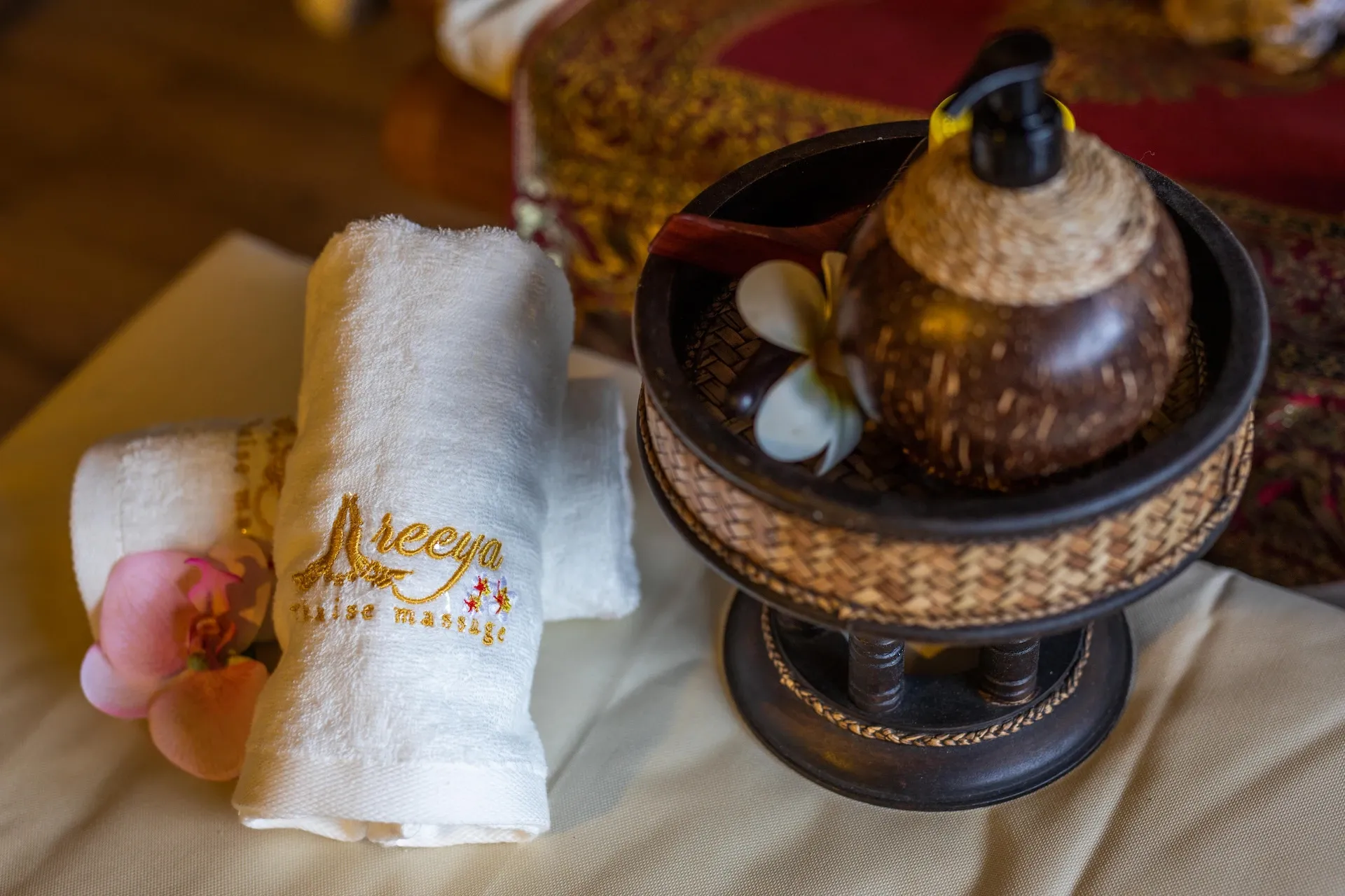 Luxe handdoeken met Areeya logo en massage-olie bij Areeya Thaise Massage Rotterdam