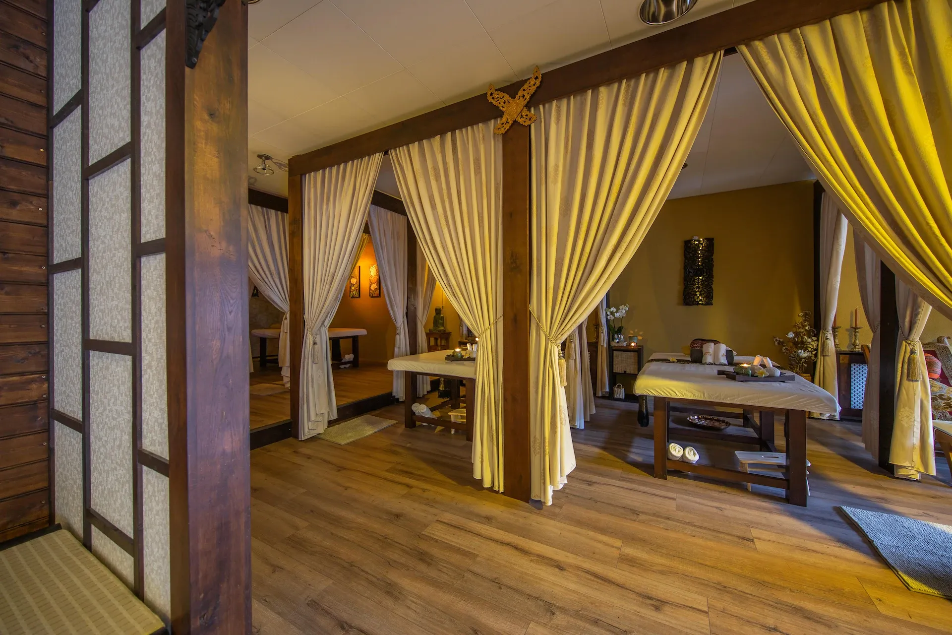Sfeervolle behandelkamers en duo-massagebedden bij Areeya Thaise Massage Rotterdam