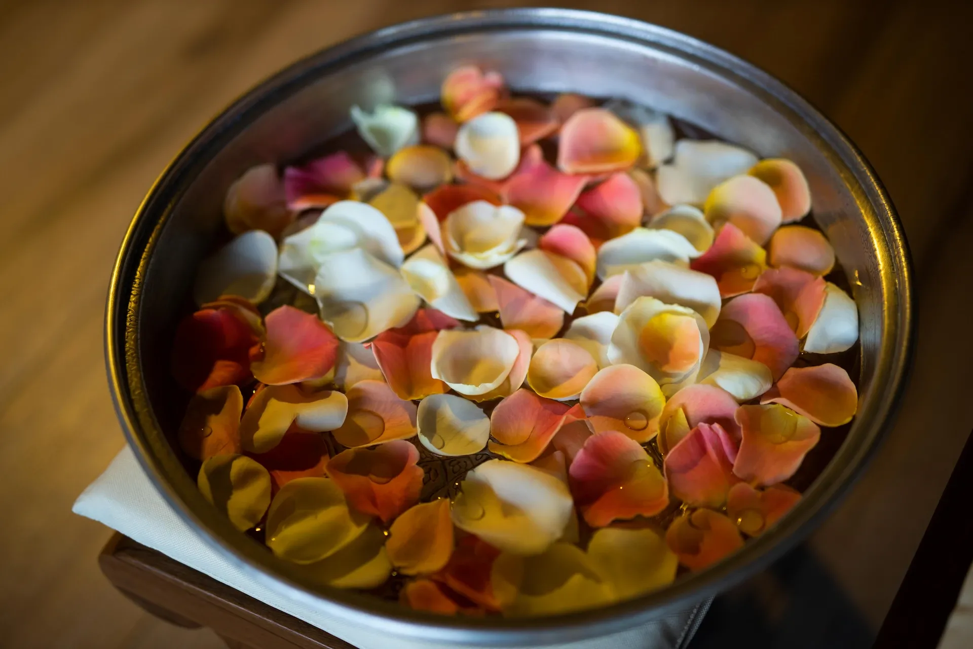 Luxe spa decoratie met drijvende bloemblaadjes in het water bij Areeya Rotterdam