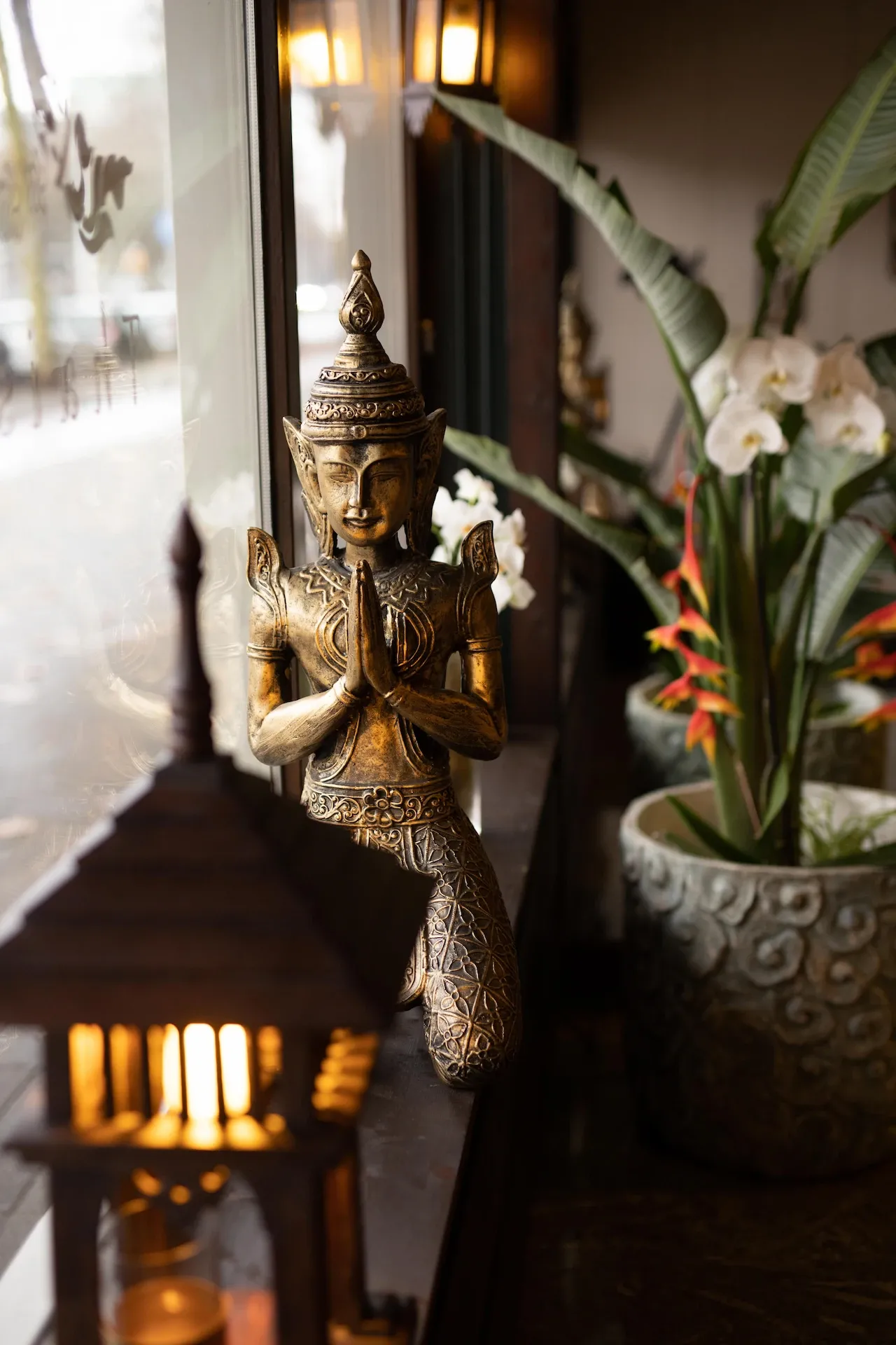 Traditioneel Thais beeldje in de sfeervolle ontvangstruimte van Areeya Rotterdam